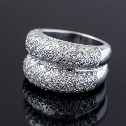 A 750‰ white gold and diamond-paved double band ri