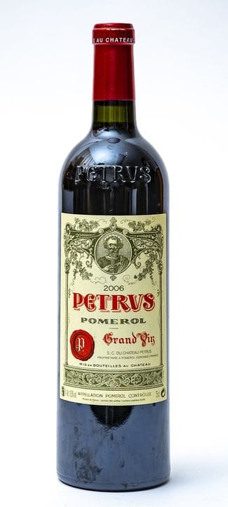 一瓶2006年份的波美侯佩特鲁斯红葡萄酒。