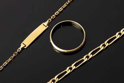 Three pieces of 750‰ yellow gold jewelry, includin