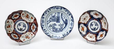 中国。一只蓝白瓷圆盘，边缘素面，饰有开花的树篱图案。18世纪作品。直径：23厘米。（有小缺口）。随附