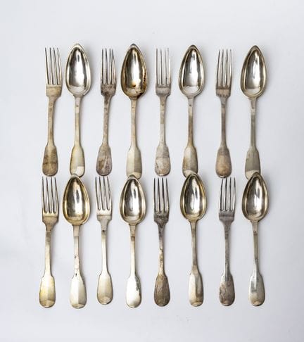 一套八件“Uniplat”款银制餐具，19世纪制品，刻有米诺娃（Minerve）印记，1号纯度，由金