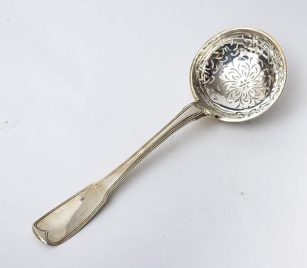 一把950‰纯银调味勺，网纹款式，勺柄上刻有字母D.J（？）。 旧制度时期的印记已磨损，仅能辨认出一