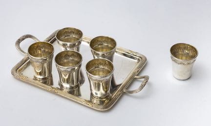 一套六只950‰纯银利口酒杯，饰有罗卡伊尔式铆钉纹样。高：4厘米。 直径：3.7 厘米。总重量：50