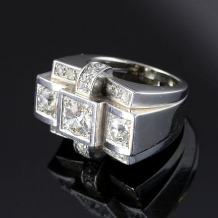 A 750‰ white gold tank ring set with old-cut diamo