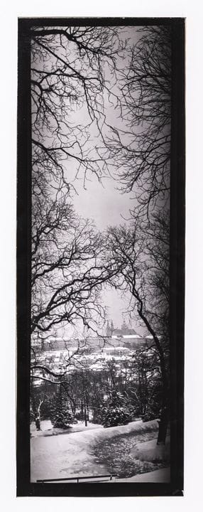 约瑟夫·苏德克（1896-1976）。
《雪中布拉格的垂直全景》。
未署名的同期银盐相纸印品。[约1