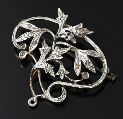 A brooch made of 750‰ yellow gold, metal, and 800‰