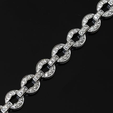A 750‰ white gold bracelet featuring a design of r