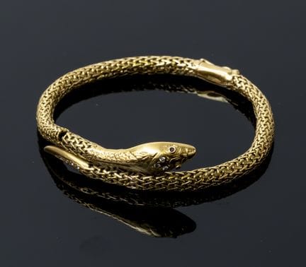 A 750‰ gold snake bracelet with the head and tail 