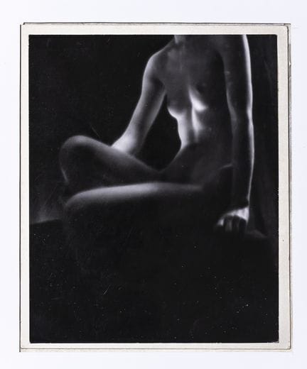 杰尔梅娜·克鲁尔（Germaine KRULL，1897-1985）。
《逆光中的女性半身像》。
精