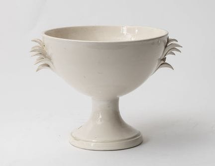 让·罗杰（Jean ROGER），一只象牙色陶瓷杯，饰有散落叶片图案，带有签名，三片叶片有瑕疵，高1