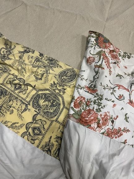 Beige velvet and satin bedspread
270 x 135 cm
Incl