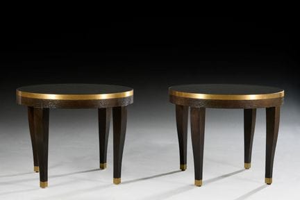 Coppia di tavolini rotondi in legno e ottone, pian