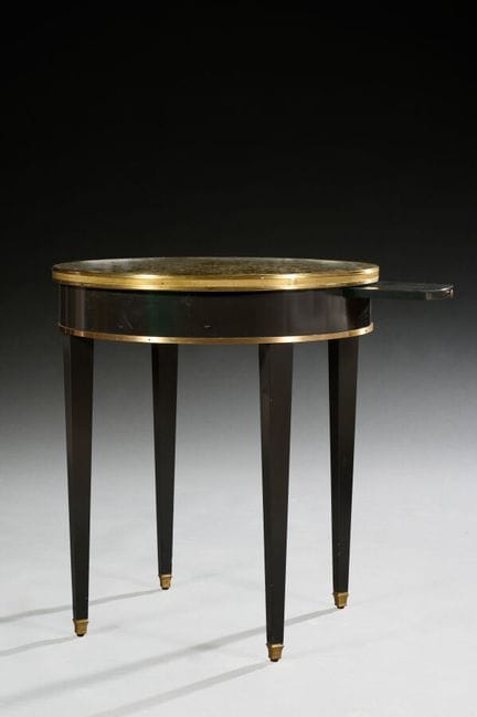 Tavolino rotondo in legno e ottone, con la cornice