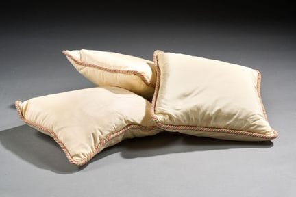 Suite de trois cousins en tissu crème 

Provenance