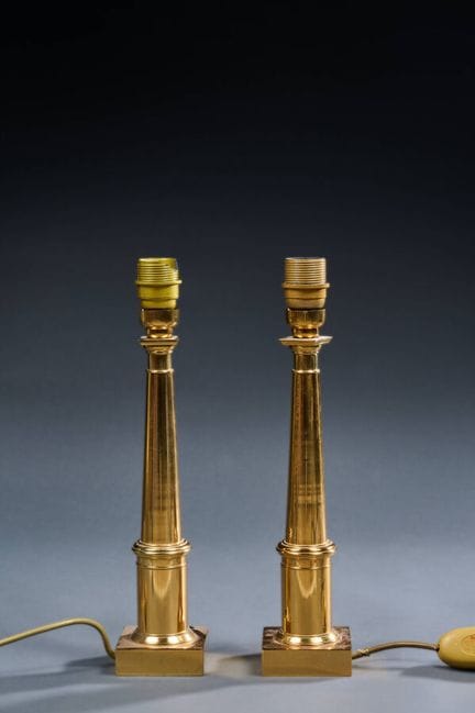 Coppia di lampade a colonna in ottone dorato (choc