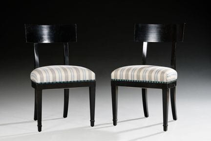 Coppia di sedie in legno annerito, con le gambe an