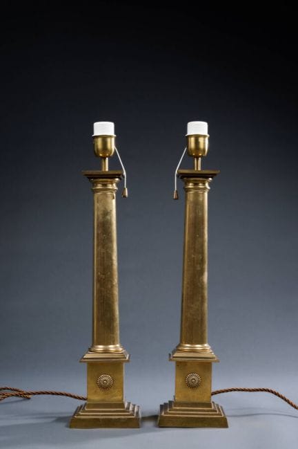 Coppia di lampade a colonna in ottone con capitell
