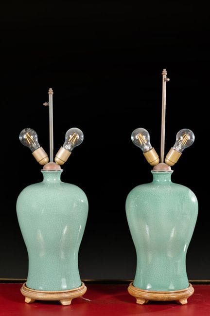 VAUGHAN DESIGNS. Coppia di vasi a balaustra smalta