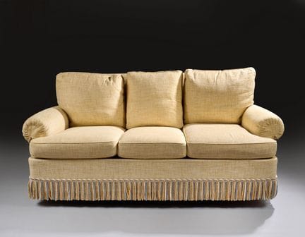Canapé confortable trois places, recouvert d'une t