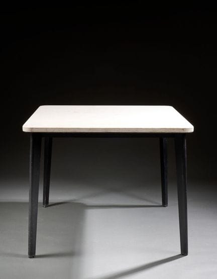 Tavolo da pranzo con piano in pietra bianca sosten