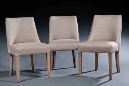 Set di tre sedie. Rivestimento in tela beige a tut