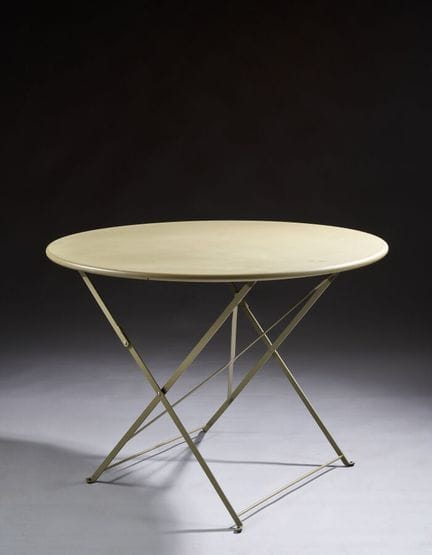 Tavolo in metallo verniciato di verde, con piano c