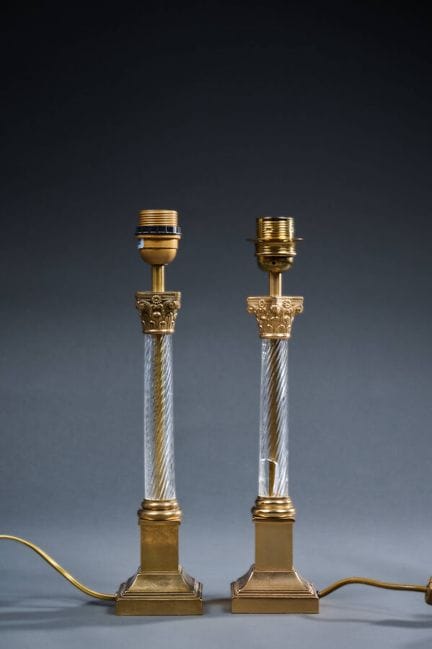 Due lampade a forma di colonne, con capitelli cori