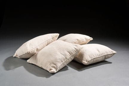 Suite de quatre coussins carré en tissus écru
Larg
