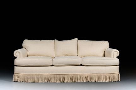Canapé confortable trois places, recouvert d'une t