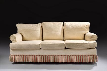 Canapé confortable trois places, recouvert d'une t