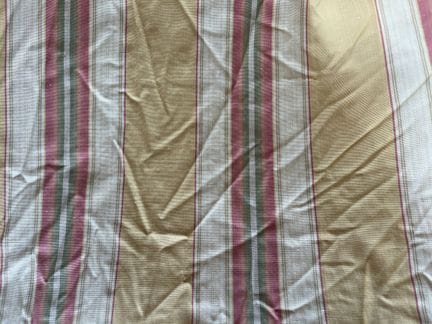 布拉克尼埃（Braquenié），贝尔库尔（Bellecour）条纹莫尔纹面料，黄色。 一对塔夫绸大