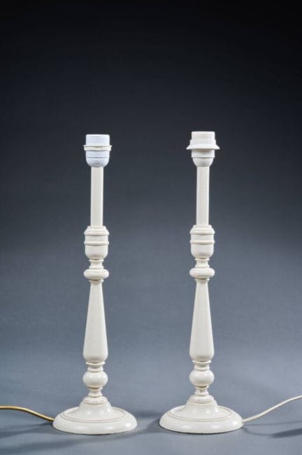 Coppia di lampade in legno tornito e laccato bianc