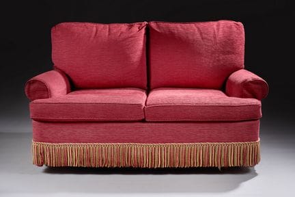 Canapé confortable deux places, recouvert de velou