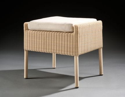 GARPA - Pouf in rattan color crema e il suo modell
