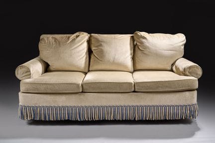 Canapé confortable trois places, recouvert d'une t