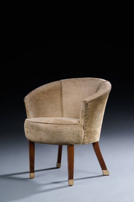 Poltrona moderna con quattro gambe in legno tinto,