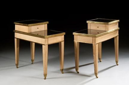 Coppia di comodini a gradini in legno e ottone, co