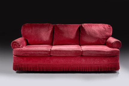 Canapé confortable trois places, recouvert d'un ti