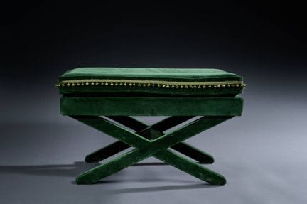 Sgabello a forma di X rivestito in velluto verde s