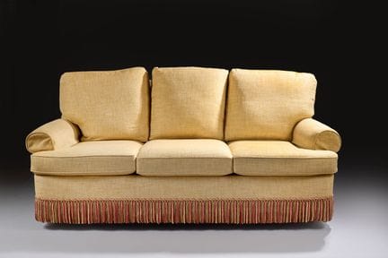 Canapé confortable trois places, recouvert d'une t