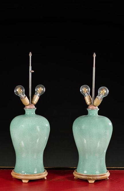 VAUGHAN DESIGNS. Coppia di vasi a balaustra smalta