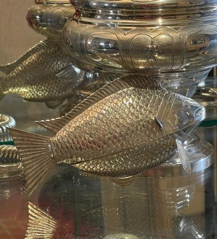 Pesce d'argento a forma di scatola (due pinne rott