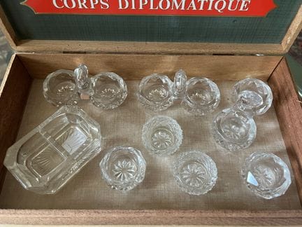 Set di saliere in vetro intagliato

Ex collezione 