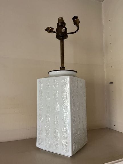 Vase mit quadratischem Querschnitt und Reliefverzi