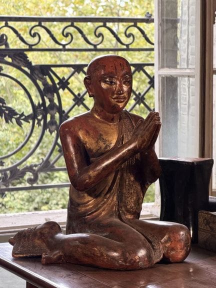 Buddhistischer Mönch aus geschnitztem und vergolde
