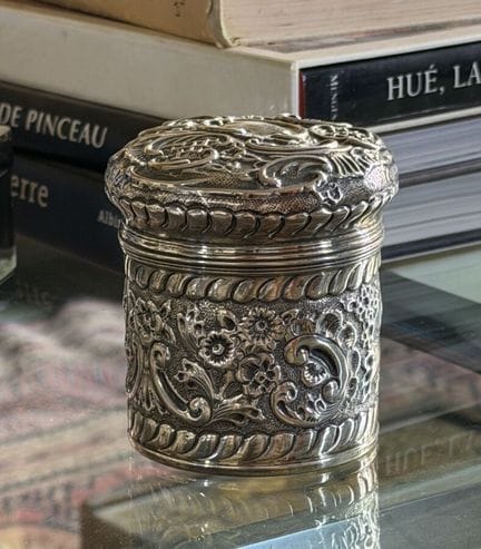 Scatola in argento con coperchio, decorata con mot
