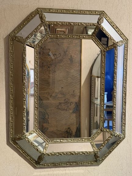 Specchio in stile veneziano con cornici in stucco 