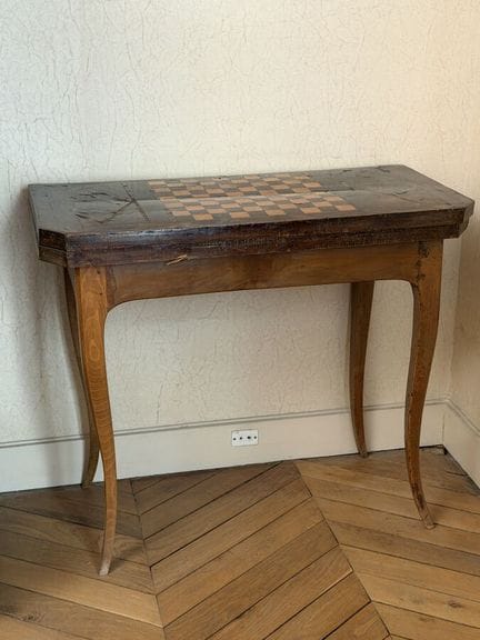 Spieltisch aus Holz und Furnier im Stil Ludwigs XV