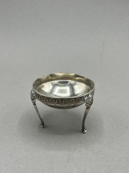 Saliera rotonda a tre piedini in argento.
Peso: 73