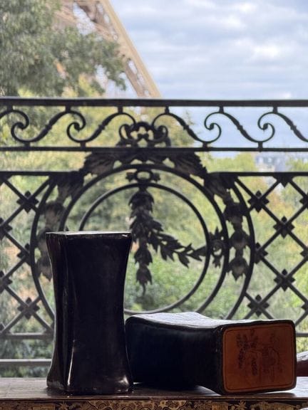 Coppia di poggiatesta laccati di nero. (segni di u